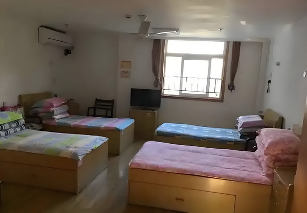 53岁朱茵住山里开破车？